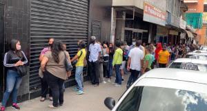 Ocariz denuncia largas colas para retirar bolívares en efectivo en Los Teques