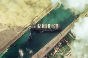 El análisis de la caja negra del “Ever Given” que encalló en el Canal de Suez arrojó un “grave error” humano