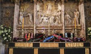 DETALLES: Qué significan las insignias que engalanaron el altar de la capilla en el funeral del príncipe Felipe