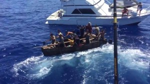 Balseros cubanos se atrincheran en un barco y exigen ser llevados a Panamá