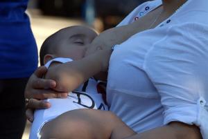 Las madres lactantes vacunadas con Pfizer transmiten anticuerpos a sus hijos
