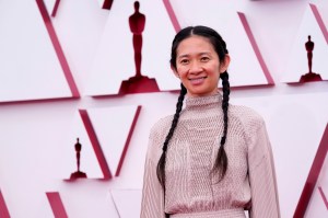 Chloé Zhao hace historia al ganar el Óscar a la mejor dirección por “Nomadland”