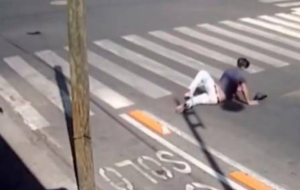 ¿De verdad? Insólitas caídas de peatones que no ven una ciclovía antes de cruzar (VIDEO)
