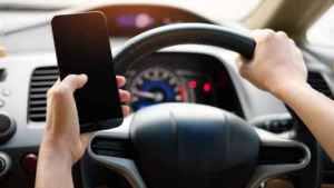 Advierten del “efecto resaca” al mirar los teléfonos en el carro frente a un semáforo en rojo