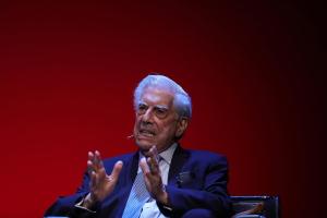 Mario Vargas Llosa supera el Covid y sale del hospital