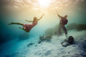 Bailarines convertidos en “sirenas”, el reto de la danza acuática