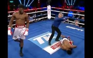 ¿Nocaut del año? Boxeador nigeriano desplomó a su rival con un fulminante golpe (Video)