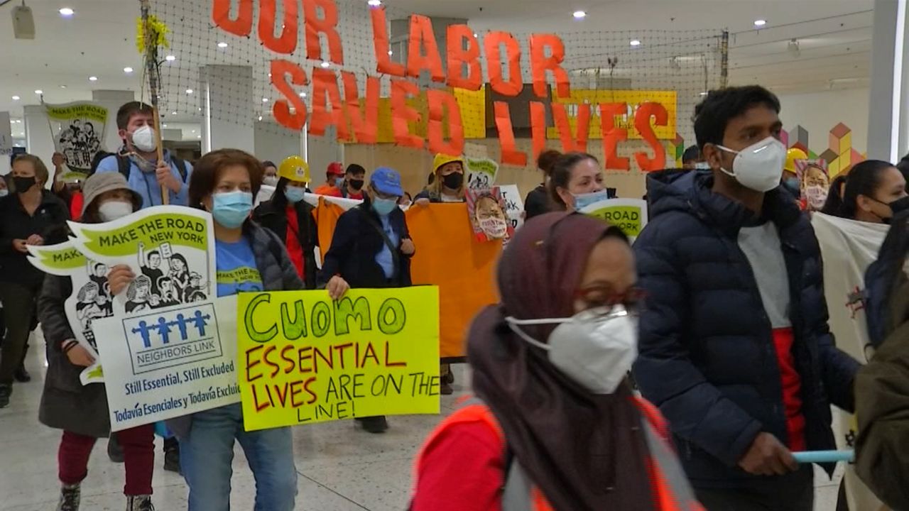 Inmigrantes en Nueva York reúnen pruebas para solicitar cheques de Trabajadores Excluidos