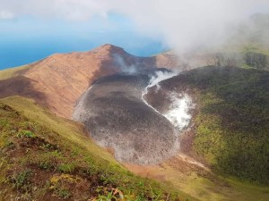Posible erupción de un volcán pone en riesgo a los habitantes de San Vicente y las Granadinas