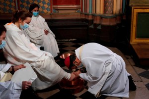 En medio de las obras de reconstrucción: Notre-Dame celebra el lavatorio del Jueves Santo (Fotos)