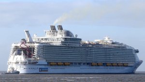 Royal Caribbean informó que avanza diálogo para reanudar viajes en cruceros