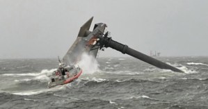 Al menos 12 desaparecidos después que un barco volcara en el Golfo de México durante una tormenta