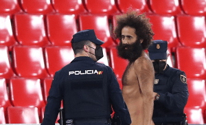Intruso desnudo se metió a la cancha durante el juego entre Granada y Manchester United (VIDEO y FOTOS)