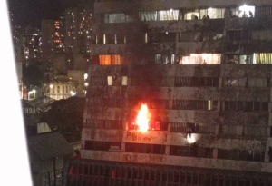 Incendio en apartamento de Parque Central alerta a vecinos que llevan dos días sin agua (Fotos y Videos)