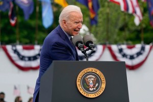 Biden olvidó dónde estaba su mascarilla durante un evento en Georgia (Video)