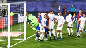 De otro partido: Messi intentó hacerle un gol olímpico al Real Madrid y la pelota pegó en el palo (VIDEO)