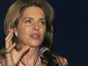 La reina Noor de Jordania califica de “calumnia” la acusación contra su hijo
