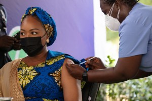 La UE destina 100 millones de euros para las campañas de vacunación contra el Covid-19 en África