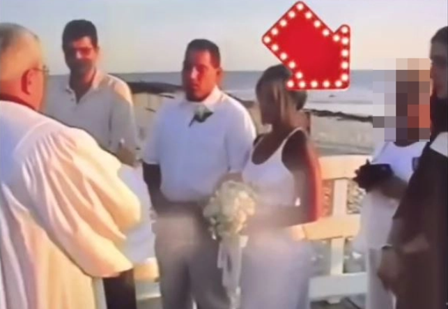 La suegra de esta novia intentó “tomar su lugar” en el altar y vestida de blanco (video)