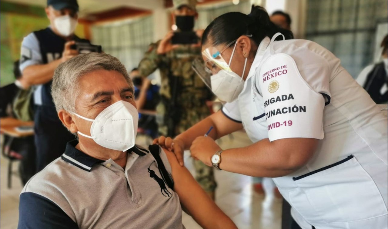 Arranca la vacunación contra el Covid-19 a maestros en cinco estados de México
