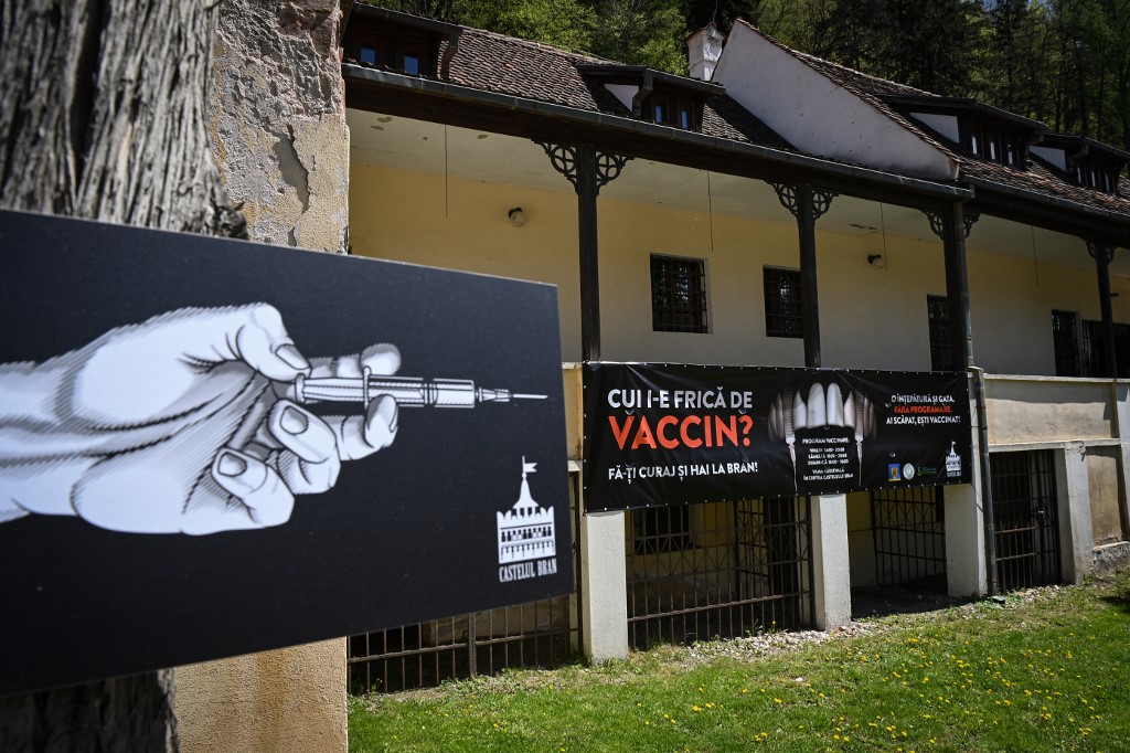 Castillo de Drácula ofrece vacunas contra el Covid-19 (Fotos)