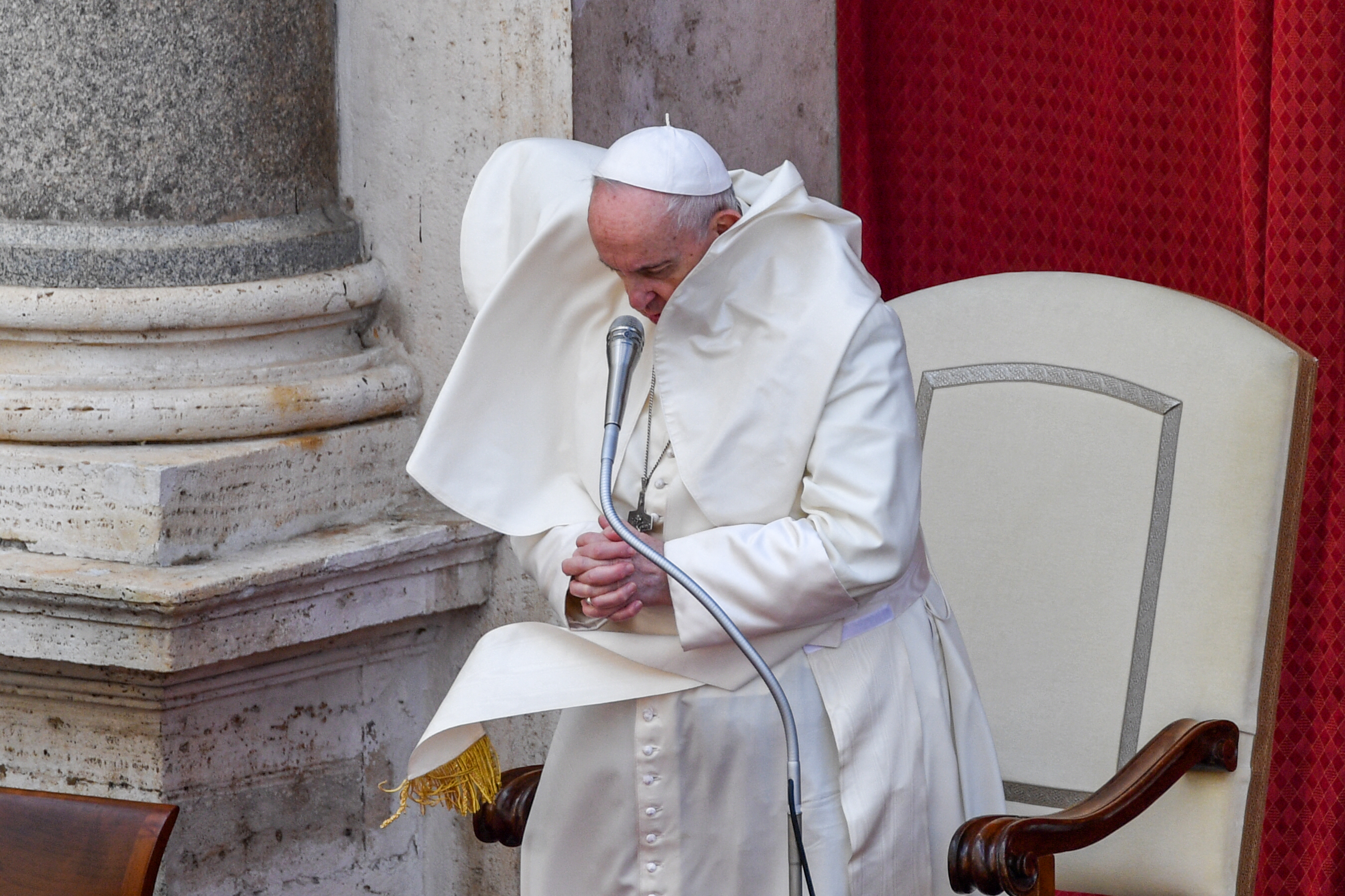 El papa Francisco pedirá a la Virgen Desatanudos que deshaga los “nudos” de la pandemia