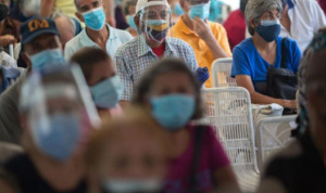 Chavismo politiza la pandemia y solo vacuna adultos mayores con “carnet de la Patria” (FOTO)