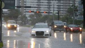 Los conductores de Florida pueden comenzar a usar las luces de emergencia cuando llueva