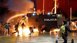 ¿Por qué el choque entre manifestantes y policías en Colombia es tan profundo?
