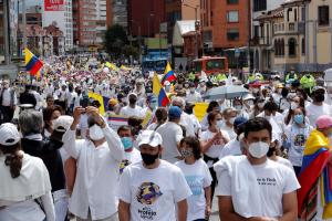 EN IMÁGENES: Miles de personas marchan contra el paro y la violencia en Colombia