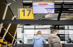 Detenidos seis españoles en el aeropuerto de Ámsterdam por “alboroto” en un vuelo