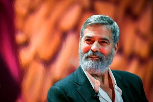 Dormía con un cochino, regaló millones y apostó que no se casaría: George Clooney a sus 60 años