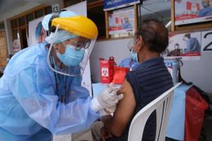 Investigan en Perú vacunación irregular contra el Covid-19 con jeringas vacías