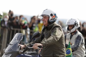 Bolsonaro lidera multitudinaria concentración en plena segunda ola de Covid-19 en Brasil