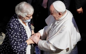 El papa Francisco besa el número tatuado en el brazo a una sobreviviente del Holocausto (Fotos y Video)