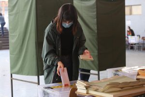 Elección de constituyentes en Chile cierra con 43% de participación, menor al plebiscito