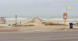 Autoridades intensifican búsqueda de niño desaparecido en playa de Texas