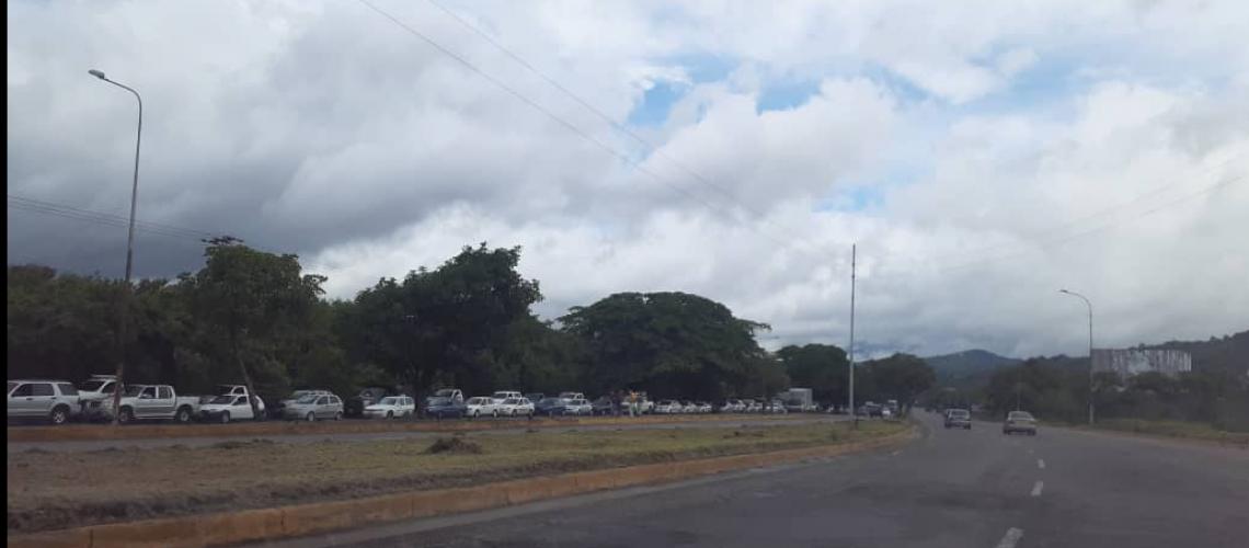 Colas kilométricas de carros se formaron en Táchira por disminución en el despacho de gasolina