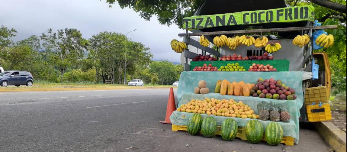 Fruteros de la autopista San Cristóbal – La Fría exponen su vida para sobrevivir