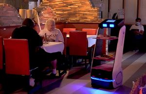 Restaurante en Miami utiliza robot como mesero por falta de empleados
