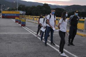 Venezuela y Colombia abrirán progresivamente la frontera, cerrada desde 2015