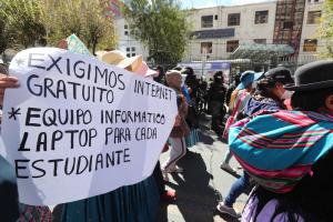 Padres marchan en Bolivia exigiendo internet y pc para que los estudiantes vean clases virtuales