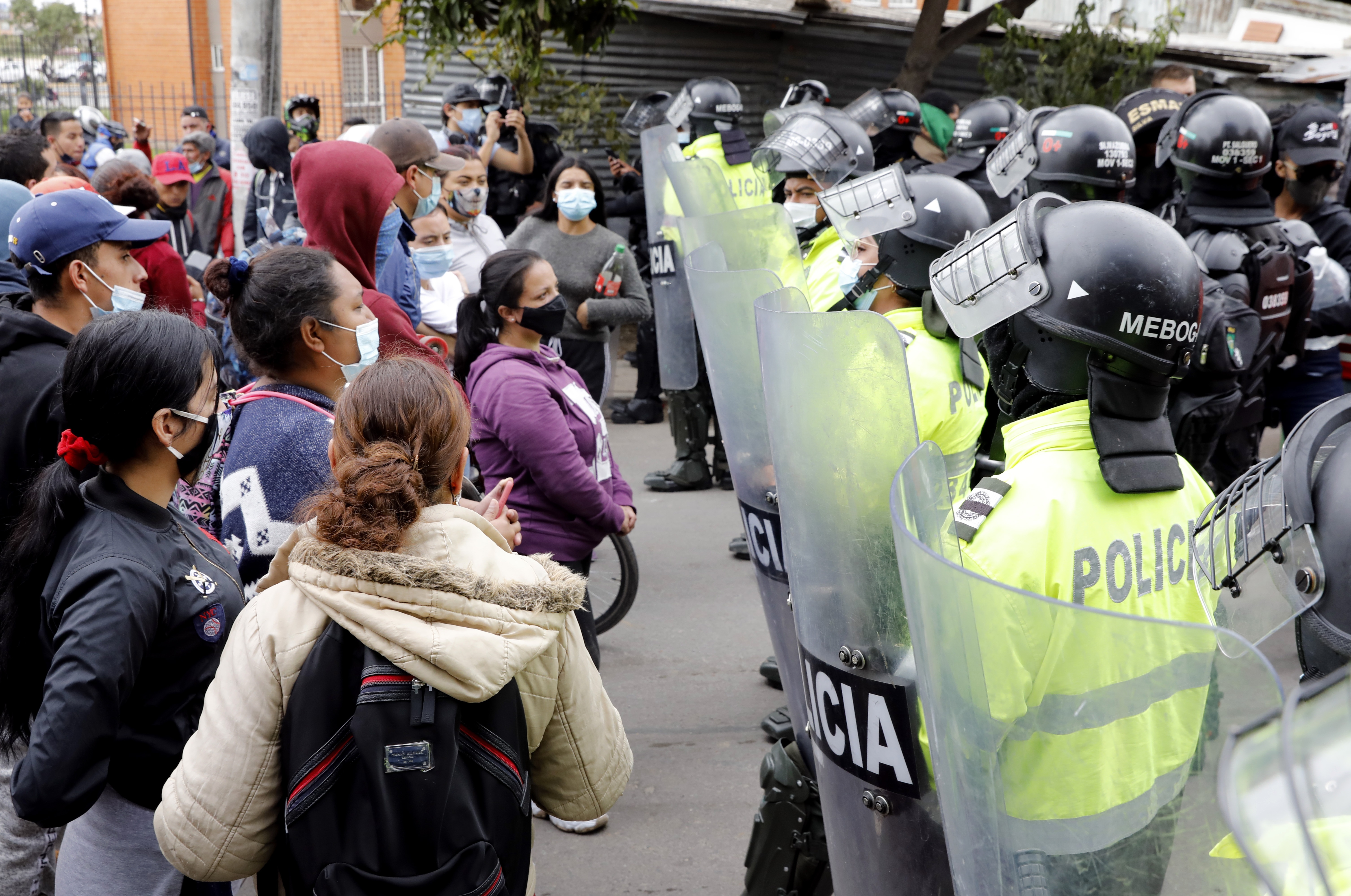 Suspendieron a tres policías por agredir a periodistas durante protesta en Colombia