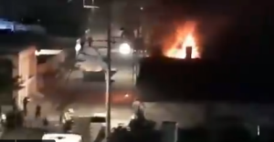 VIDEO: Sinagoga de Israel en llamas en medio de disturbios