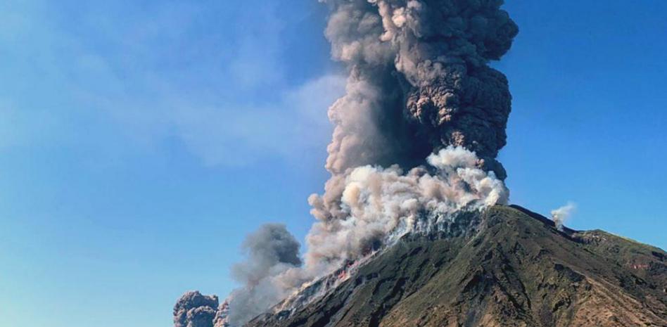 El volcán italiano de la isla Estrómboli expulsa rocas y gran nube de cenizas