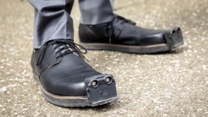 La buena noticia: Desarrollan unos zapatos “guía” con inteligencia artificial para personas con discapacidad visual