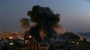 VIDEO: Un edificio de 13 pisos colapsó en Gaza tras un ataque aéreo israelí