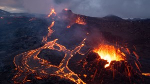 A la venta un volcán en erupción en Islandia
