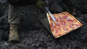 VIRAL: Una pizza horneada sobre la lava de un volcán a mil grados centígrados conquista las redes (VIDEO)