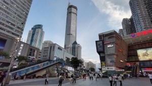 VIDEOS: Uno de los rascacielos más altos de China se tambalea sin ninguna razón aparente